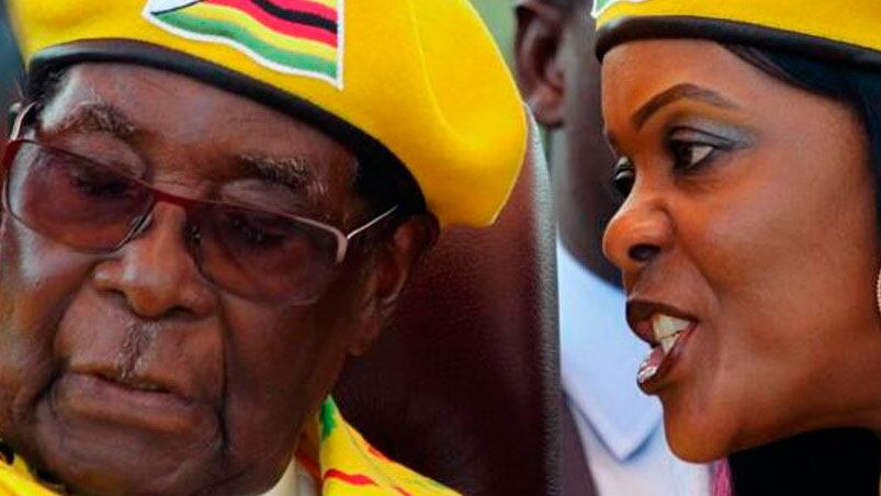 El Presidente longevo de Zimbabwe Robert Mugabe y su esposa Grace.