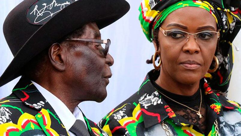 El Presidente longevo de Zimbabwe Robert Mugabe y su esposa Grace.