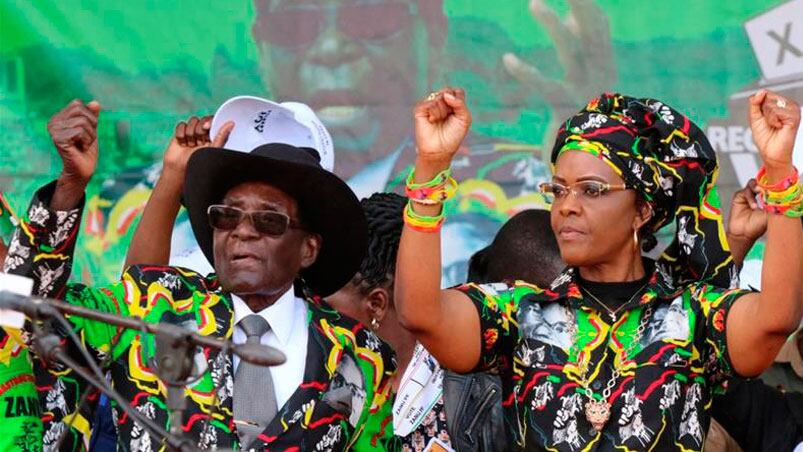 El Presidente longevo de Zimbabwe Robert Mugabe y su esposa Grace.