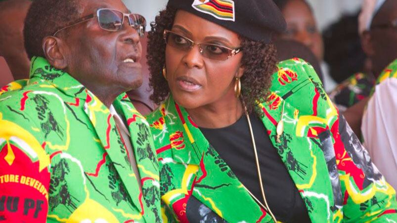 El Presidente longevo de Zimbabwe Robert Mugabe y su esposa Grace.