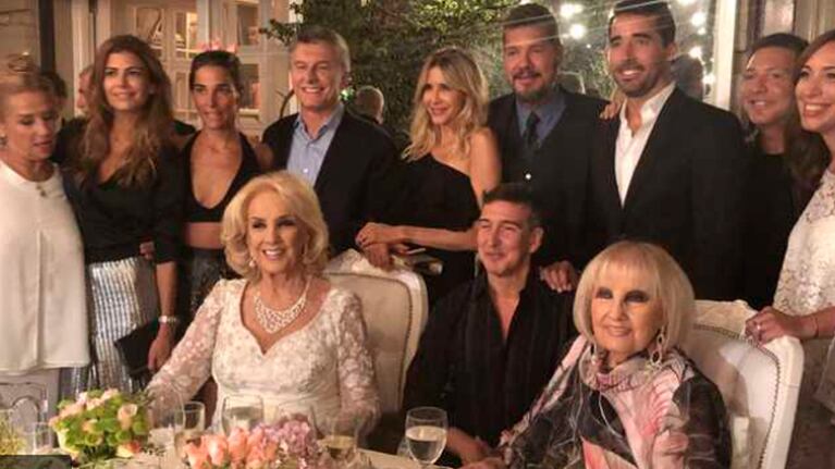 El Presidente Macri cantó el feliz cumpleaños a La Diva junto a 70 invitados.