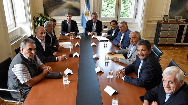 El Presidente Macri junto a los lideres sindicales.