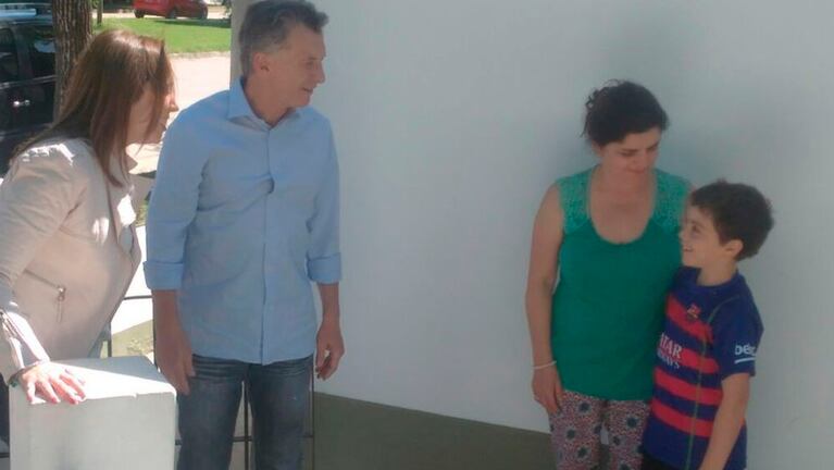 El Presidente Macri y la gobernadora de Buenos Aires, María Eugenia Vidal, con los vecinos.