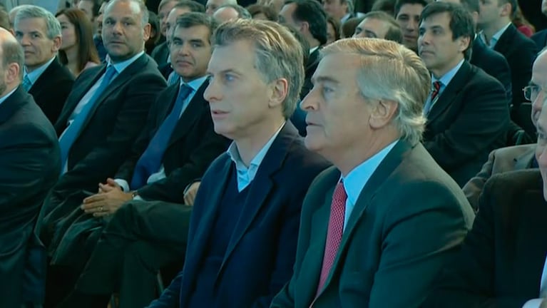 El presidente Macri y Oscar Aguad, su ministro de Comunicaciones.