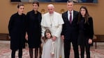 El Presidente Macri y su familia junto a Francisco, en el Vaticano.