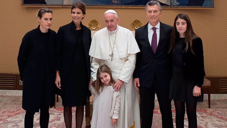 El Presidente Macri y su familia junto a Francisco, en el Vaticano.