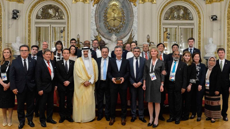 El Presidente Mauricio Macri junto a los empresarios del turismo reunidos en Buenos Aries. 