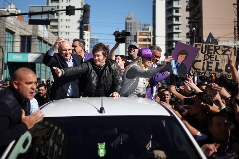 El presidente Milei durante la caravana de campaña en Lomas de Zamora.