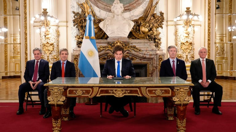 El presidente Milei en cadena nacional junto a su equipo económico.