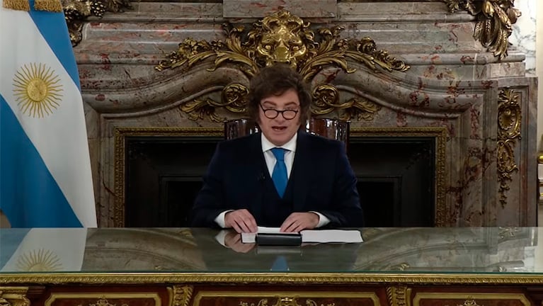El presidente Milei grabó el mensaje en el Salón Blanco de Casa de Gobierno.