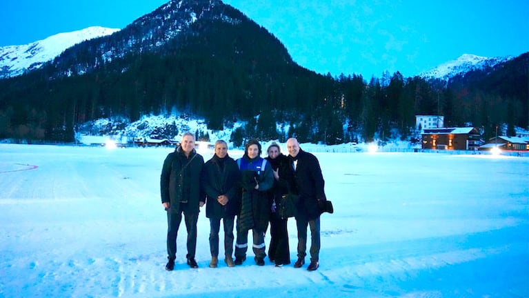 El presidente Milei junto a su comitiva en Suiza.