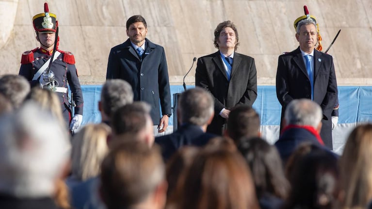 El presidente Milei junto al gobernador de Santa Fe, Maximiliano Pullaro, y al intendente de Rosario, Pablo javkin. Foto: NA.