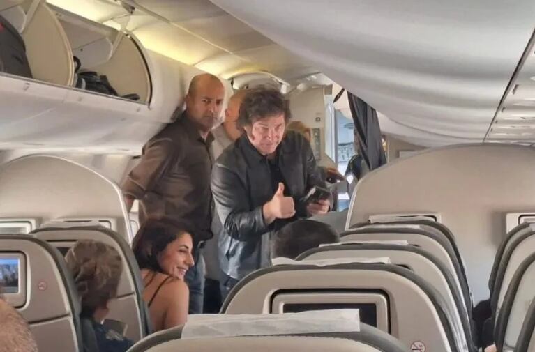 El presidente Milei viajó en vuelo de línea hacia Mar del Plata.