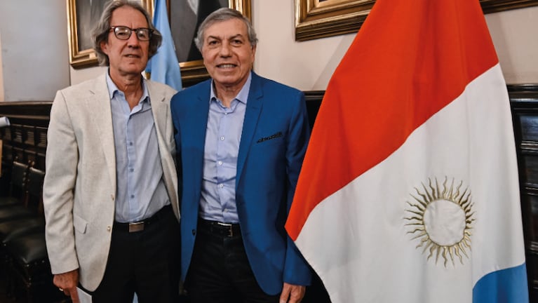 El presidente Pro-Témpore del Foro de Defensorías Región Centro y Defensor del Pueblo Adjunto de la Provincia de Córdoba Carlos Galoppo junto al Seretario de Integración Regional y Relaciones Internacionales del Gobierno de Córdoba, Carlos Massei.