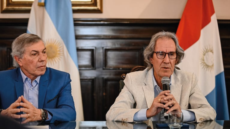 El presidente Pro-Témpore del Foro de Defensorías Región Centro y Defensor del Pueblo Adjunto de la Provincia de Córdoba Carlos Galoppo junto al Seretario de Integración Regional y Relaciones Internacionales del Gobierno de Córdoba, Carlos Massei.