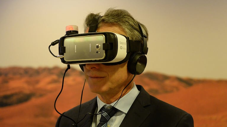 El presidente probó la realidad virtual y compartió el momento en las redes sociales. Foto: Facebook de Mauricio Macri.