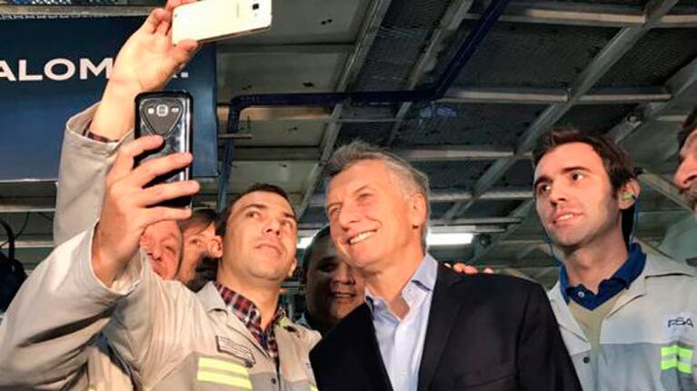 El Presidente reinauguró una planta de Peugeot en El Palomar.