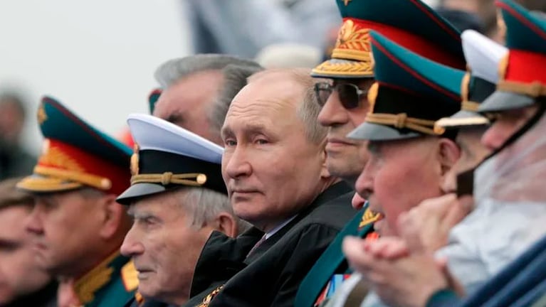 El presidente ruso, Vladímir Putin, con las tropas militares.