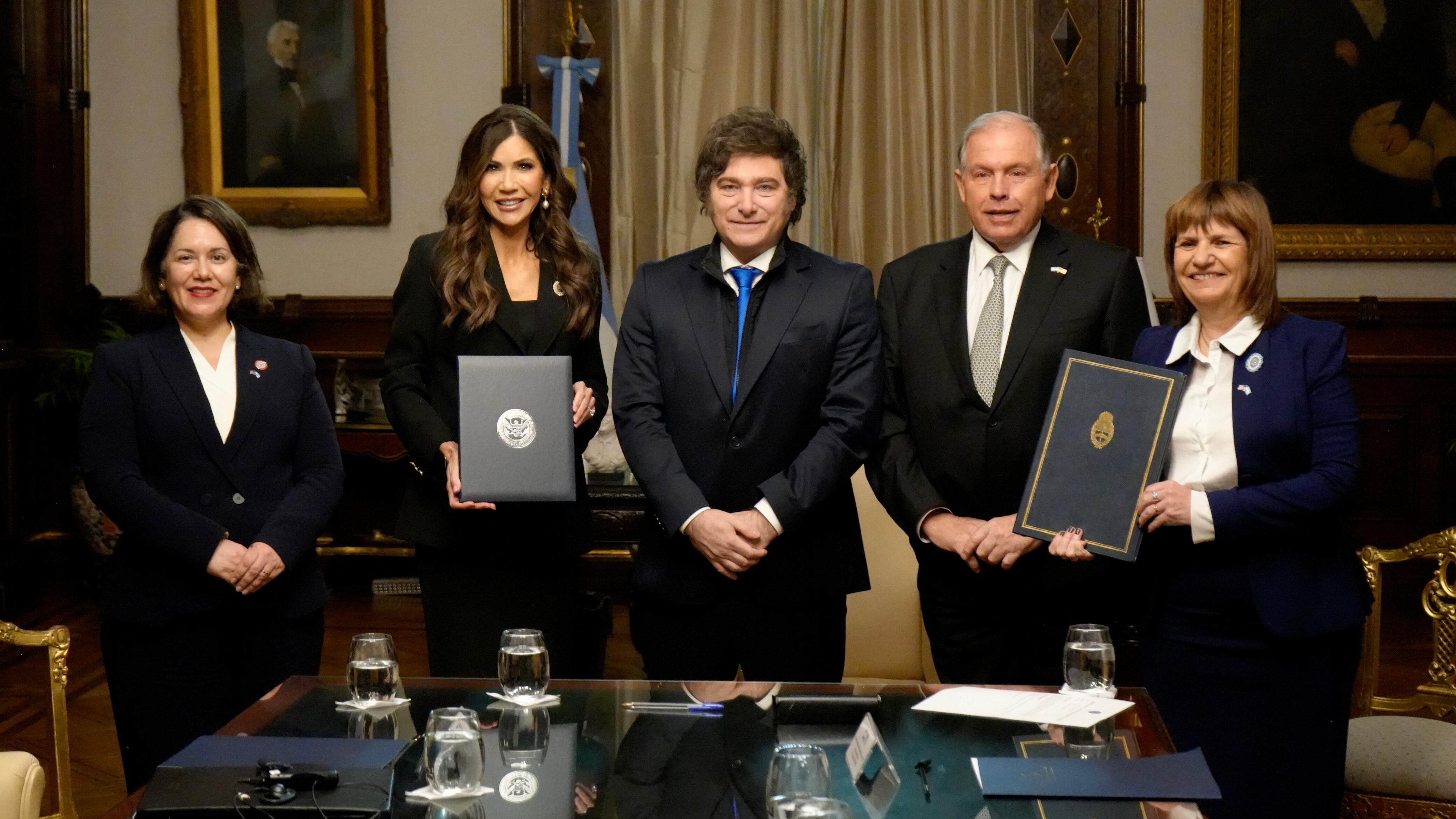 El presidente se reunió con una funcionaria clave de Donald Trump.