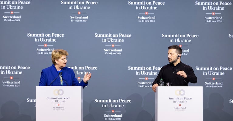 El presidente ucraniano, Volodymyr Zelensky, y la presidenta de Suiza, Viola Amherd, hablan en el inicio de la cumbre por la paz en Ucrania, de la que participa Javier Milei. (Foto: MICHAEL BUHOLZER / POOL / AFP)