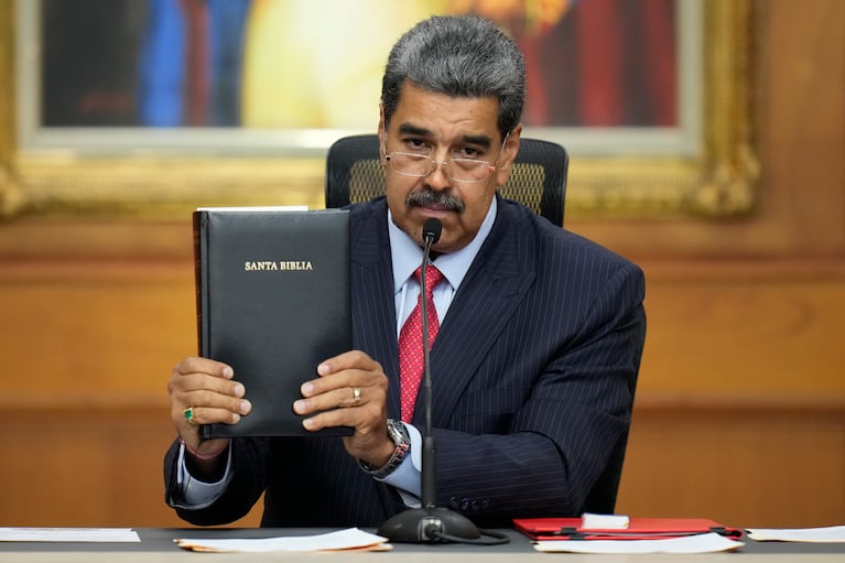 El presidente venezolano, Nicolás Maduro, muestra una Biblia en una conferencia de prensa en el palacio presidencial de Miraflores en Caracas, Venezuela, el miércoles 31 de julio de 2024, tres días después de las elecciones en las que fue declarado ganador. (AP Foto/Matías Delacroix)