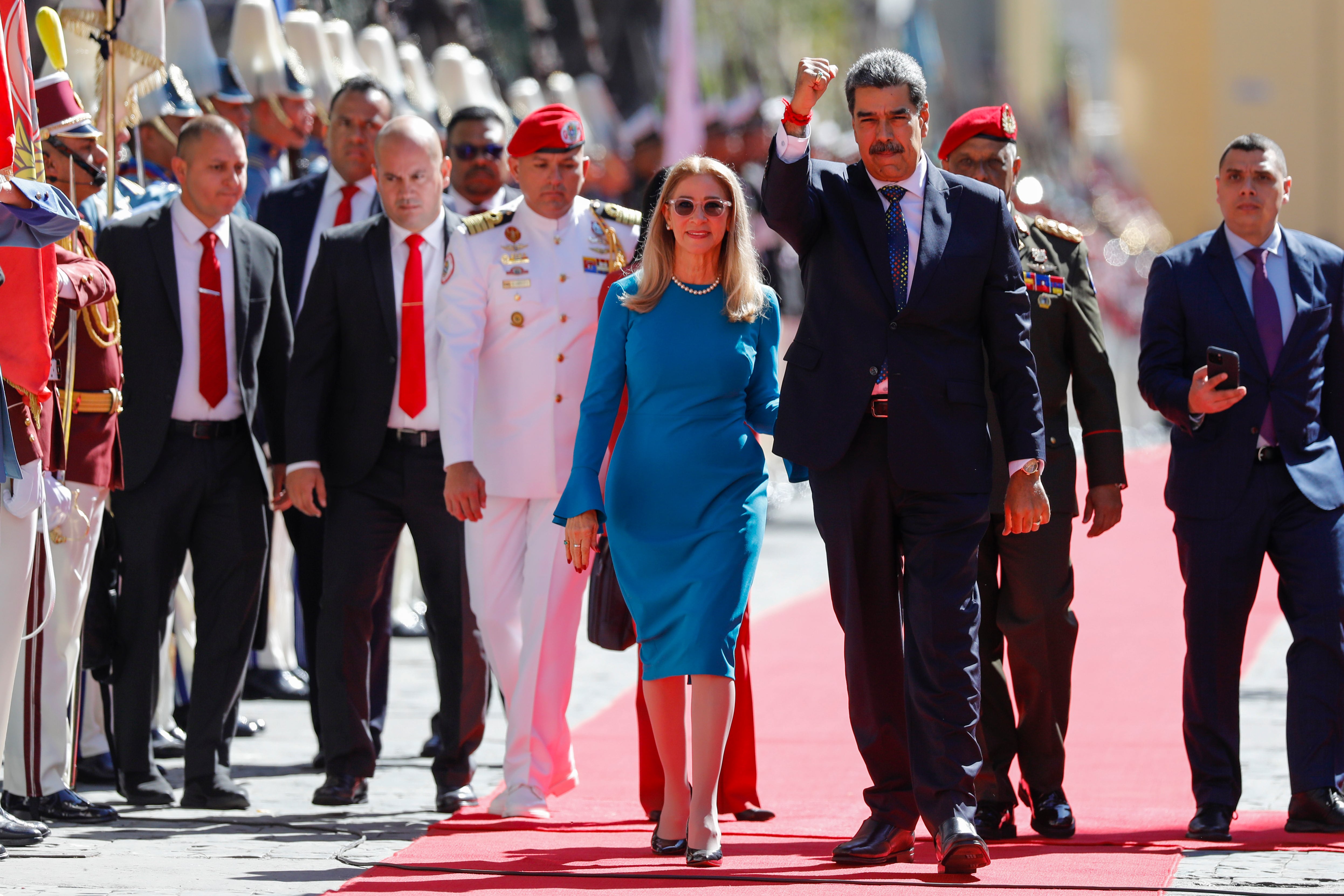 El presidente venezolano Nicolás Maduro y su esposa Cilia Flores llegan a la Asamblea Nacional. (AP Foto/Cristian Hernández)