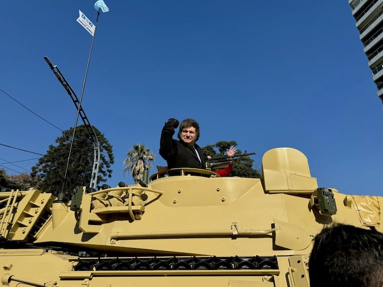 El presidente y su gesto característico en el tanque de guerra. Foto: Presidencia.
