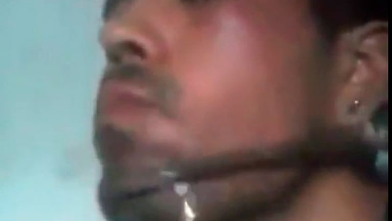 El preso es amenazado con una punta en un video filmado en la cárcel de San Rafael.