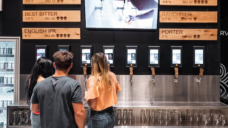 El primer bar de la ciudad que provee un autoservicio de ocho canillas diferentes de cervezas
