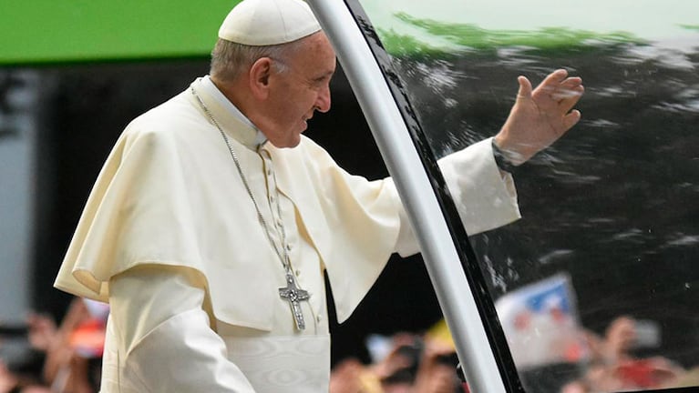 El primer día del Papa Francisco recorriendo las calles de Santiago. Foto: Lucio Casalla / ElDoce.tv