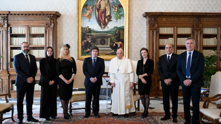 El primer encuentro entre el mandatario argentino y el Sumo Pontífice. (Foto: AFP)