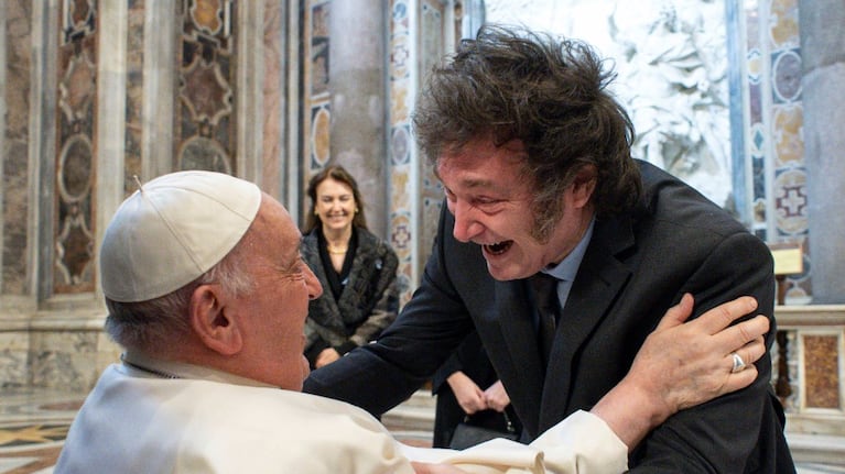El primer encuentro informal entre el papa Francisco y Javier Milei (Foto: AP)