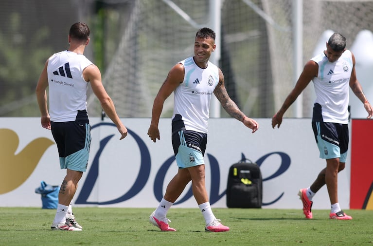 El primer entrenamiento argentino tras la épica ante Inglaterra. Foto: Reuters/Brett Davis.