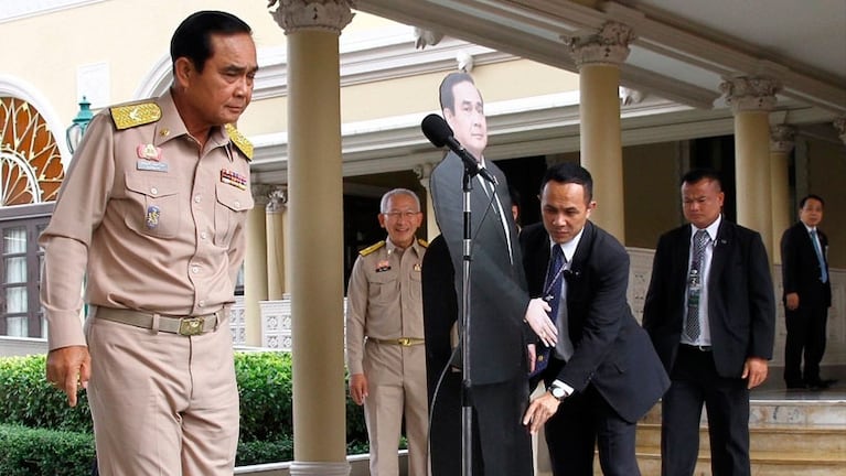 El primer ministro tailandés y su figura de cartón.
