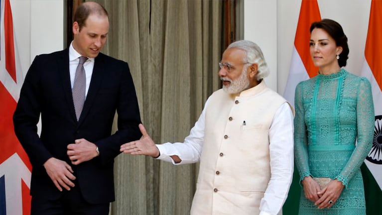 El príncipe Guillemo, antes de darle la mano a Modi. No sabía lo que le esperaba. Foto: Reuters