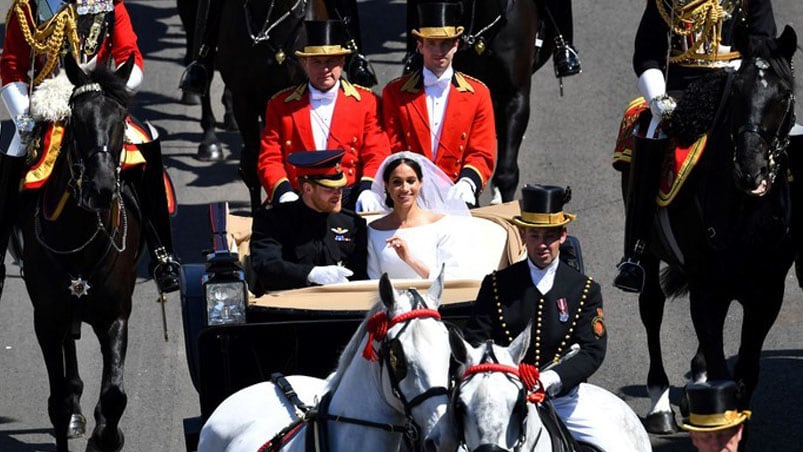 El príncipe Harry y la actriz contrajeron matrimonio en la capilla St. George en Windsor.