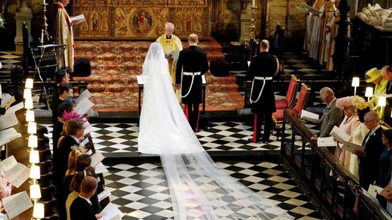 El príncipe Harry y la actriz contrajeron matrimonio en la capilla St. George en Windsor.