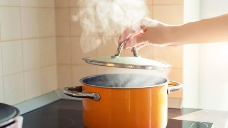 El producto casero con el que se pueden neutralizar los olores que quedan después de cocinar