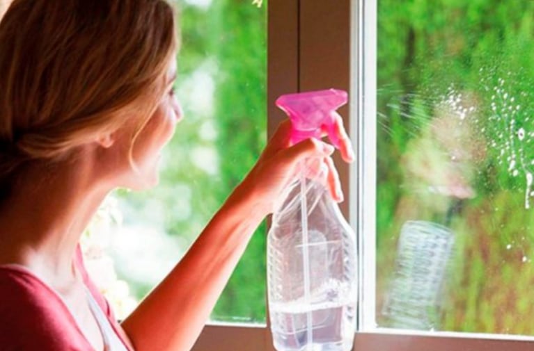 El producto casero para limpiar vidrios con grasa usando solo 3 ingredientes económicos