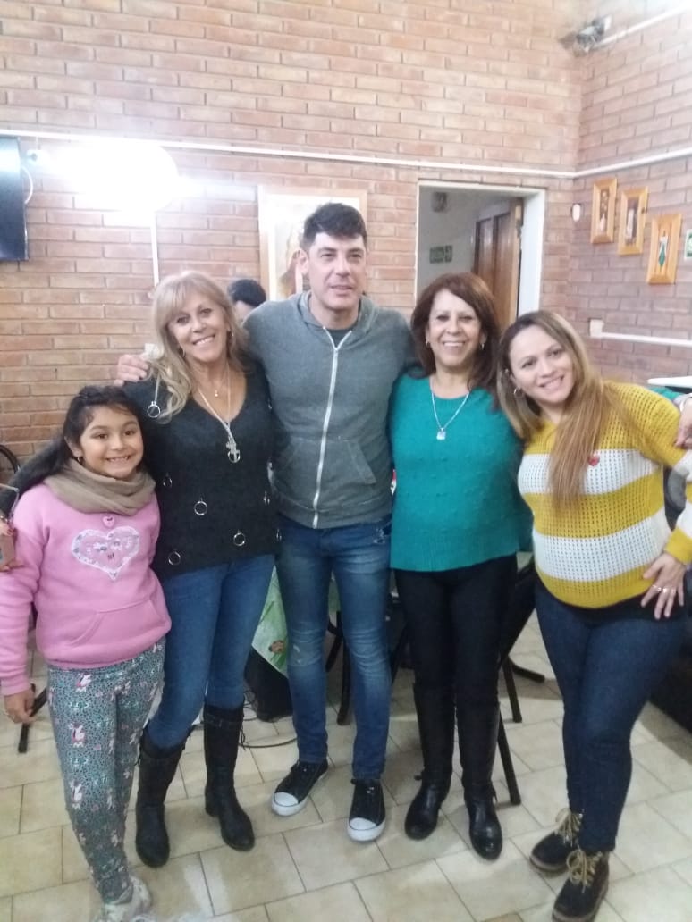 El Profe se hizo un tiempo para colaborar desinteresadamente.