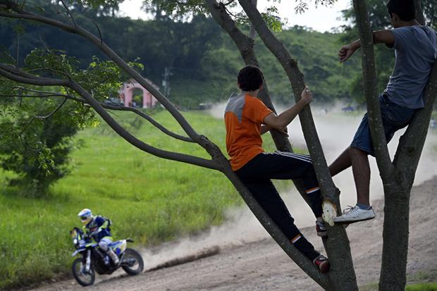 El público busca la mejor visión para ver el Dakar. Foto: AFP