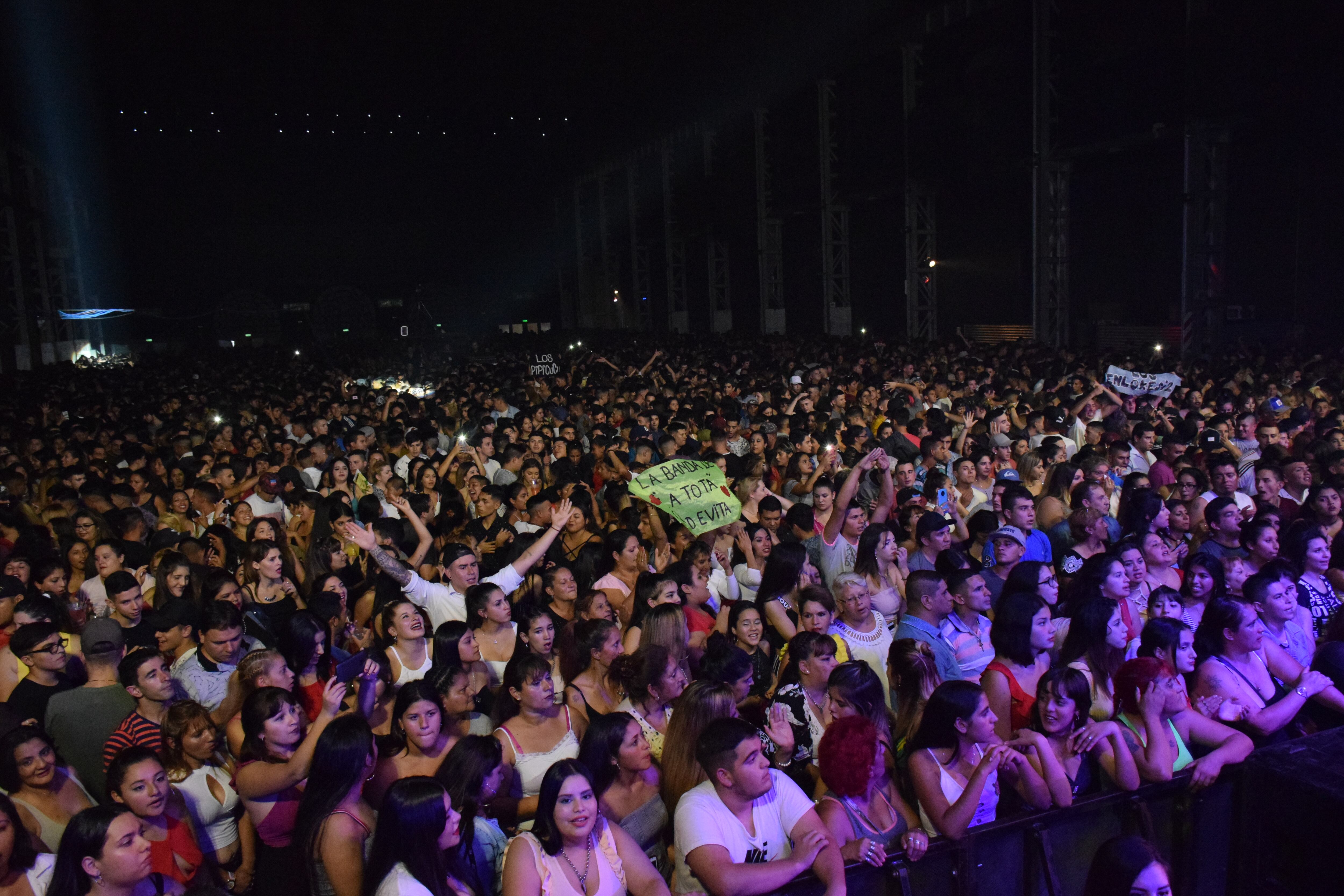 El público colmó la Plaza y vibró con el Wacho. Foto: Dahyana Terradas / Cuarteteando.com