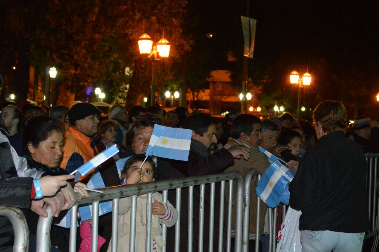 El público disfrutó de la música en la plaza. Foto: Maxi López / ElDoce.tv