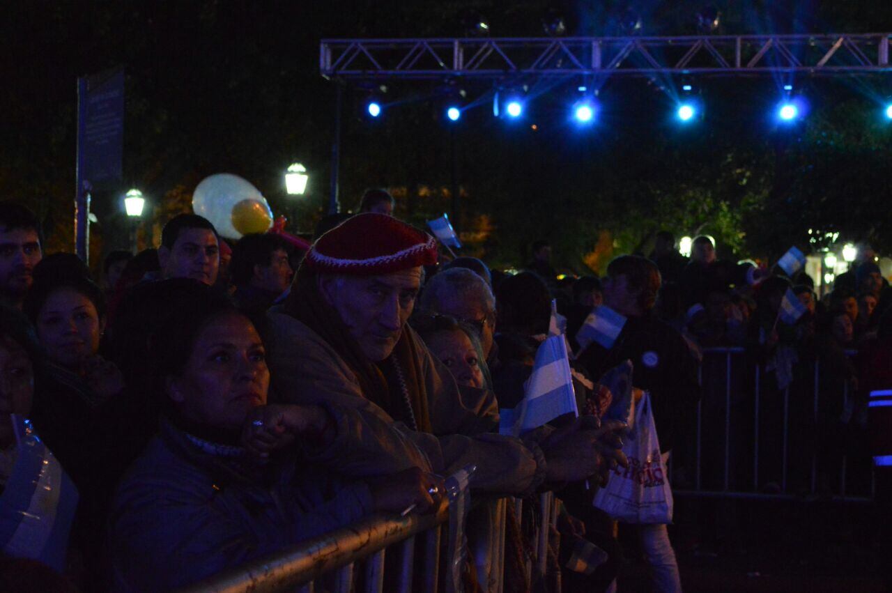 El público disfrutó de la música en la plaza. Foto: Maxi López / ElDoce.tv