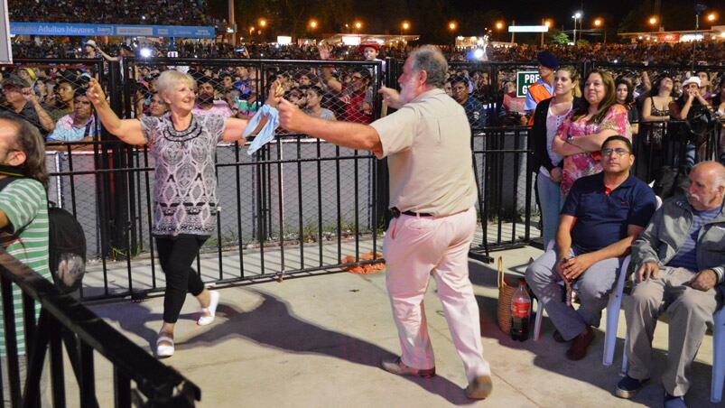 El público se prendió al baile con Los Manseros Santiagueños. Foto: Maxi López / ElDoce.tv