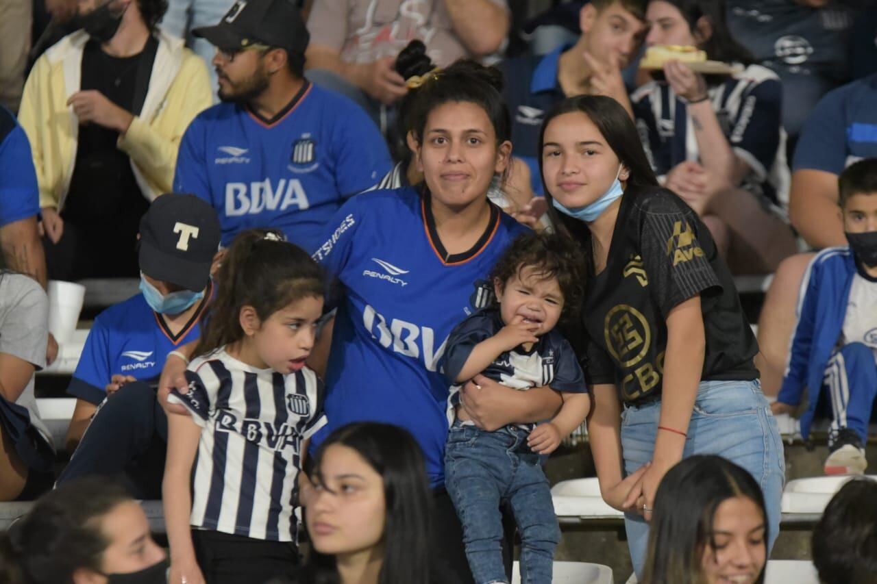 El pueblo albiazul volvió a copar el Kempes. Foto: Lucio Casalla/ElDoce.tv.