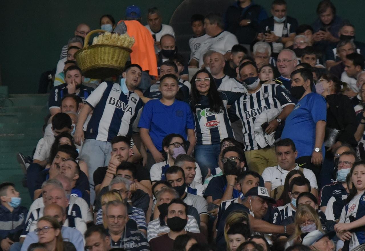 El pueblo albiazul volvió a copar el Kempes. Foto: Lucio Casalla/ElDoce.tv.