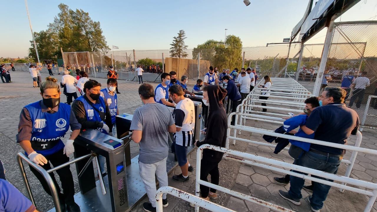 El pueblo albiazul volvió a copar el Kempes. Foto: Lucio Casalla/ElDoce.tv.