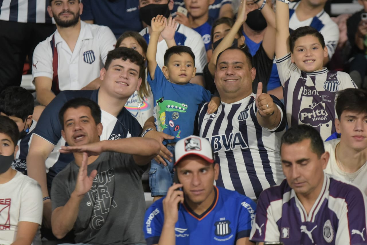 El pueblo albiazul volvió a copar el Kempes. Foto: Lucio Casalla/ElDoce.tv.