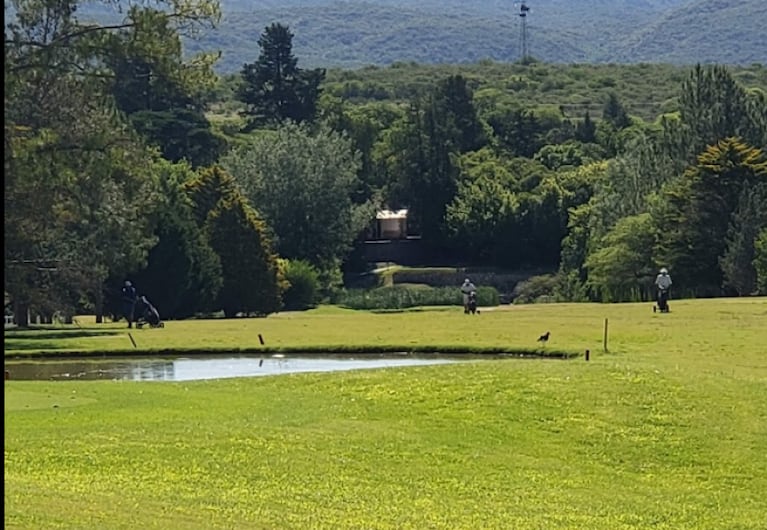 El pueblo cordobés poco conocido con río, lago y a menos de una hora de la capital